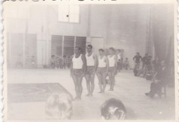 Old Real Original Photo - Men Gymnasts In The Hall - Ca. 8.5x6 Cm - Personnes Anonymes