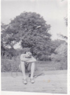Old Real Original Photo - Boy Sitting On A Fence - Ca. 8.5x6 Cm - Anonyme Personen