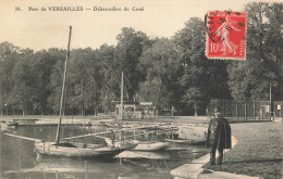 P4-78 Versailles-parc De Versailles Débarcadére Du Canam Avec Garde Et Baateaux - Versailles