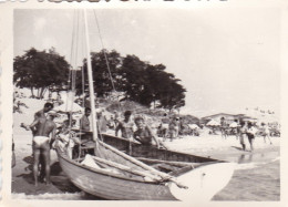 Old Real Original Photo - Naked  Men Around A Boat - Ca. 8.5x6 Cm - Anonyme Personen