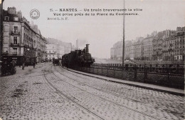 NANTES - Un Train Traversant La Ville, Vue Prise De La Place Du Commerce. - Trains