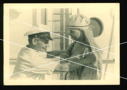 Orig. Foto 50er Jh Schiffstaufe Neptunfest Mann Stiert Auf Brust Von Mädchen Old Man Looks At The Chest Of A Young Girl - Personnes Anonymes