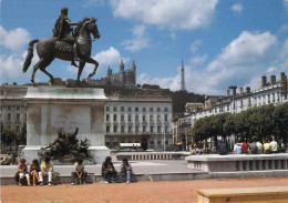 69 - Lyon - La Place Bellecour - Au Fond, Notre Dame De Fourvière - Lyon 2