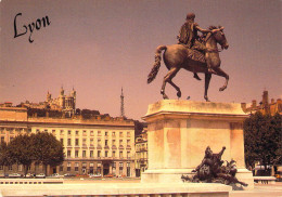 69 - Lyon - Place Bellecour Et Statue De Louis XIV - En Arrière Plan, La Colline De Fourvière - Lyon 2