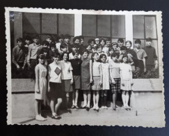 #3      Photo Noir Et Blanc Garçon Fille Photo D’école Photo De Groupe / Boy Girl School Photo Group Photo - Anonymous Persons