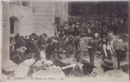 CPA Circulée 19?? , Lourdes (Hautes Pyrénées) - Les Malades Aux Piscines  (182) - Lourdes