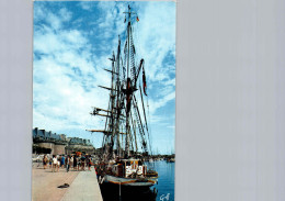 3 Mats à Quai Devant Les Remparts De Saint-Malo - Veleros