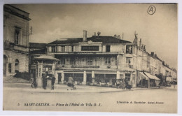 Saint-Dizier - Place De L'hôtel De Ville. Vue Rare: Animée Avec Kiosque à Journaux. - Saint Dizier