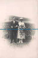 R138469 Woman. Man. Old Photography. Postcard - Monde