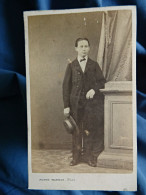 Photo CDV Warner  Paris  Jeune Homme Accoudé Sur Une Colonne, Tenant Un Chapeau  Sec. Emp. CA 1865 - L449 - Old (before 1900)