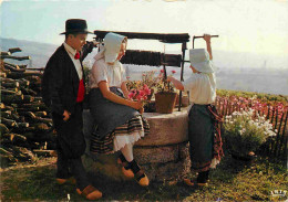 Folklore - Bourgogne - Les Jeunes Gens Se Content Fleurette Avant D'aller Marander Ou Déjeuner - CPM - Voir Scans Recto- - Kostums