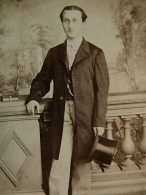 Photo CDV Lagriffe  Paris  Homme Devant Une Balustrade, Tenant Un Haut De Forme  Sec. Emp. CA 1865 - L449 - Old (before 1900)