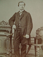 Photo CDV Brandseph  Stuttgart  Homme Accoudé Sur Un Meuble  Haut De Forme Sur Une Chaise  CA 1865 - L449 - Old (before 1900)