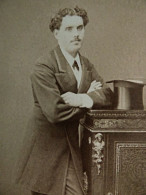 Photo CDV Mulnier  Paris  Homme Accoudé Bras Croisés Sur Un Meuble  Haut De Forme Sec. Emp. CA 1865 - L449 - Old (before 1900)