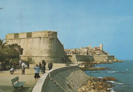 ANTIBES, UNE PARTIE DES REMPARTS, LES TOURS SARAZINE, LE BASTION ST ANDRE, JOUEURS DE PETANQUE  COULEUR  REF 16632 - Antibes - Les Remparts