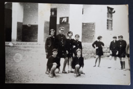 #3      Photo Noir Et Blanc Garçon Fille Photo D’école Photo De Groupe / Boy Girl School Photo Group Photo - Anonyme Personen