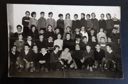 #3      Photo Noir Et Blanc Garçon Fille Photo D’école Photo De Groupe / Boy Girl School Photo Group Photo - Anonyme Personen