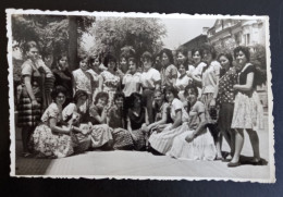 #3      Photo Noir Et Blanc Garçon Fille Photo D’école Photo De Groupe / Boy Girl School Photo Group Photo - Personnes Anonymes