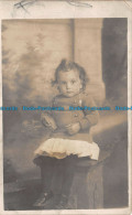 R139090 Little Girl. Old Photography. Postcard - Monde