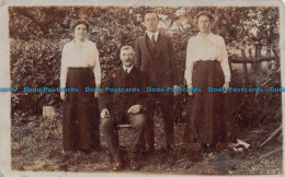 R139092 Women. Men. Old Photography. Postcard - Monde