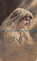 R139102 Woman. Flowers. Wedding Dress. 1913 - Monde