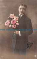 R139103 Man. Flowers. Old Photography. Postcard - Monde