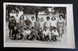 #2    Photo Noir Et Blanc Garçon Fille Photo D’école Photo De Groupe / Boy Girl School Photo Group Photo - Personnes Anonymes