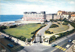 64 - Biarritz - L'Hôtel Du Palais, Son Parc Et Sa Piscine Dominant L'Océan - Biarritz