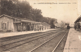 LAROCHE-MIGENNES - Intérieur De La Gare. (carte Vendue En L'état) - Stations - Met Treinen