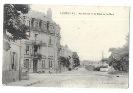 Lunéville, Rue Rivolet Et Place De La Gare. Carte Inédite (A17p88) - Luneville