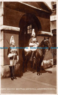 R139845 Horse Guards Sentries. Whitehall. London. Valentines. RP - Andere & Zonder Classificatie