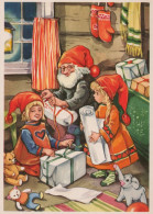 PÈRE NOËL ENFANT NOËL Fêtes Voeux Vintage Carte Postale CPSM #PAK291.FR - Kerstman