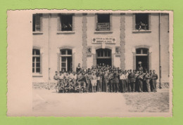 MILITARIA WW2 - PHOTOGRAPHIE A LOCALISER GROUPE DE SOLDATS DEVANT LE FOYER DU SOLDAT GROUPE ALSACE - Oorlog, Militair