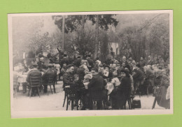 MILITARIA WW2 - PHOTOGRAPHIE A LOCALISER GROUPE DE SOLDATS ET DE FEMMES TERRASSE DE CAFE / CROIX DE LORRAINE - War, Military