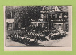 MILITARIA WW2 - PHOTOGRAPHIE A LOCALISER GROUPE DE SOLDATS A LA TERRASSE D'UN RESTAURANT - Oorlog, Militair