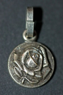 Pendentif Médaille Religieuse En Forme De Rose "Sainte Thérèse De L'Enfant Jésus / Lisieux" Religious Medal - Religion & Esotericism