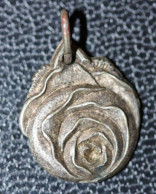 Pendentif Médaille Religieuse Début XXe En Forme De Rose "Sainte Thérèse De L'Enfant Jésus / Lisieux" Religious Medal - Religión & Esoterismo