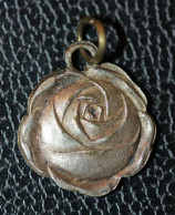 Pendentif Médaille Religieuse En Forme De Rose "Sainte Thérèse-de-l'Enfant Jésus / Lisieux" Religious Medal - Religión & Esoterismo