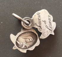 Médaille Religieuse à Système Début XXe En Forme De Rose "Souvenir De Lisieux / Sainte Thérèse De L'Enfant Jésus" - Godsdienst & Esoterisme