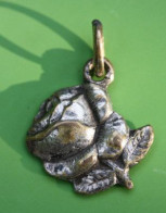 Pendentif Médaille Religieuse Représentant Une Rose "Sainte Thérèse De Lisieux" Métal - Religious Pendant - Godsdienst & Esoterisme