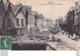 D80  AMIENS  La Rue Du Dom Un Jour De Marché - Amiens