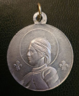 Beau Médaillon Pendentif Médaille Religieuse "Jeanne D'Arc / Jésus Christ" Religious Medal - Godsdienst & Esoterisme