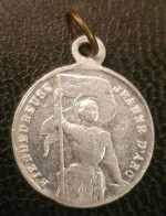 Médaille Religieuse Pendentif Début XXe "Bienheureuse Jeanne D'Arc / Fleurs De Lys" Religious Medal - Godsdienst & Esoterisme