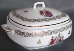 1 SOUPIERE Porcelaine De France L , Blanche Avec Dorures Et Personnage Ancien Régime En Couleur Style FRAGONARD - Soepterrines