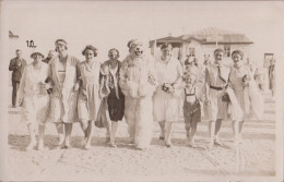 Photo Originale Eisbär, Costume D'ours Polaire Avec Lunettes Et Femmes à La Plage | Grömitz 1929 - Anonymous Persons