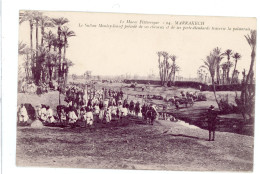 MARRAKECH LE SULTAN MOULAY IOUSEF PRECEDE DE SES CHEVAUX ET DE SES PORTE ETENDARDS TRAVERSE LA PALMERAIE - Marrakesh