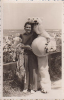 Photo Originale Eisbär, Costume D'ours Polaire Avec Ballon De Plage Et Femmes à La Plage - Anonymous Persons