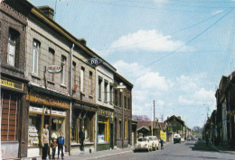 DENAIN   -  NORD  -  (59)  -  CPSM  COULEURS  -  RUE  ARTHUR  BRUNET  -  LE  TABAC  -  JOURNEAUX  -  " AU  FLASH  ". - Denain