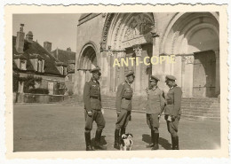 WW2 PHOTO ORIGINALE Soldats Allemands à VEZELAY Dvt Basilique Près Avallon Clamecy Auxerre 89 YONNE - 1939-45