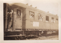 WAGON AVEC PLAQUE : VOITURE RESERVEE AU TRANSPORT DE TROUPES D OCCUPATION - Treinen